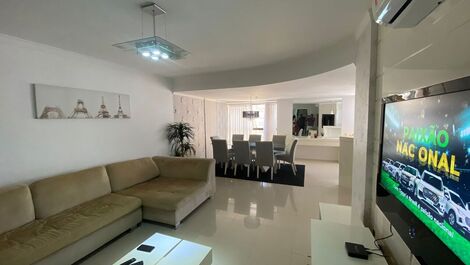 Sala com 3 ambientes com tv, churrasueira e wi-fi