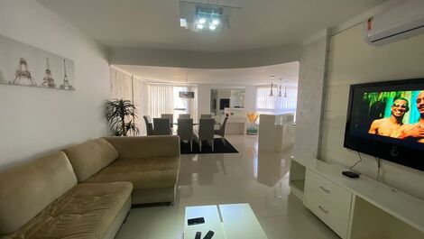 Sala com 3 ambientes com tv, churrasueira e wi-fi