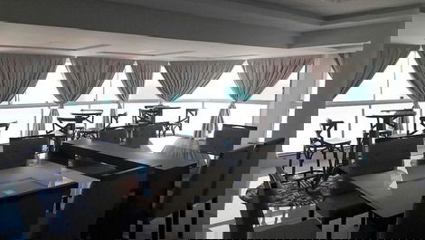 Sala com 3 ambientes com tv, churrasueira e wi-fi