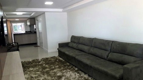 Sala com 3 ambientes com tv, churrasueira e wi-fi