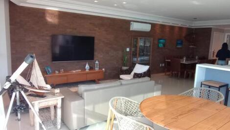 Sala com 3 ambientes com tv, churrasueira e wi-fi