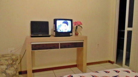 Sala com 2 ambientes com tv e wi-fi