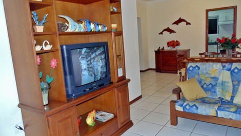 Sala com 2 ambientes com tv e wi-fi