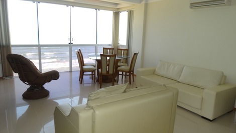 Sala com 2 ambientes com tv e wi-fi