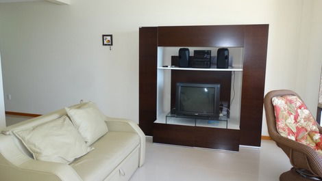 Sala com 2 ambientes com tv e wi-fi