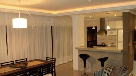 Sala com 3 ambientes com tv, churrasueira e wi-fi