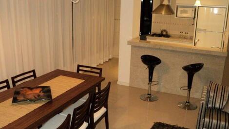 Sala com 3 ambientes com tv, churrasueira e wi-fi