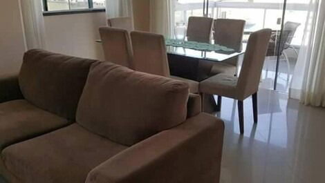 Sala com 2 ambientes com tv e wi-fi