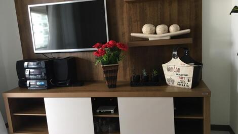 Sala com 2 ambientes com tv e wi-fi