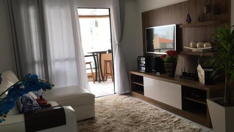 Sala com 2 ambientes com tv e wi-fi