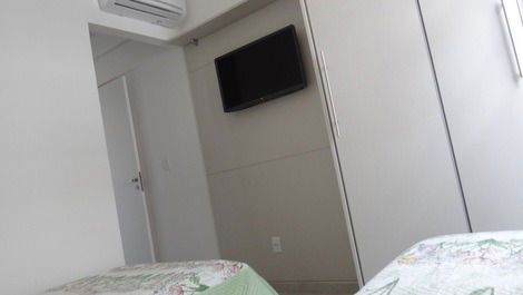 Quarto com 3 camas de solteiro, ar cond e tv a cabo