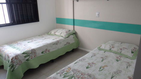 Quarto com 3 camas de solteiro, ar cond e tv a cabo