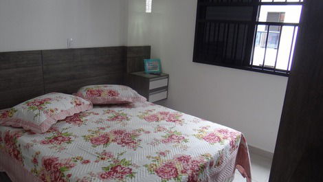 Quarto com 1 cama de casal e uma de solteiro (bicama), ar condicionado, ventilador e tv a cabo 