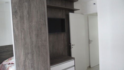 Quarto com 1 cama de casal e uma de solteiro (bicama), ar condicionado, ventilador e tv a cabo