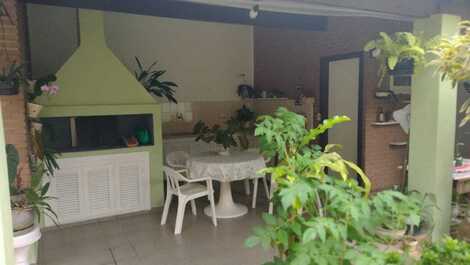 COMFORTABLE 4 BEDROOM HOUSE WITH SWIMMING POOL, GATED CONDO, LAGOINHA BEACH