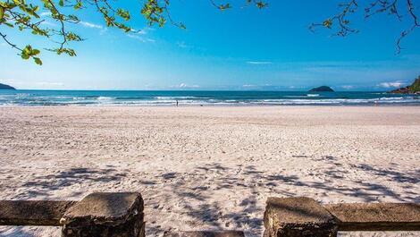 Casa de alto estándar en la playa de Camburi con una vista privilegiada al mar.