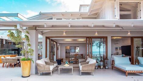 Casa de alto estándar en la playa de Camburi con una vista privilegiada al mar.