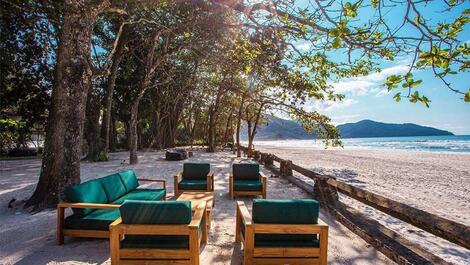 Casa de alto estándar en la playa de Camburi con una vista privilegiada al mar.