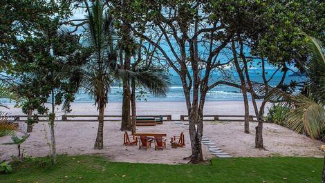 Casa de alto estándar en la playa de Camburi con una vista privilegiada al mar.