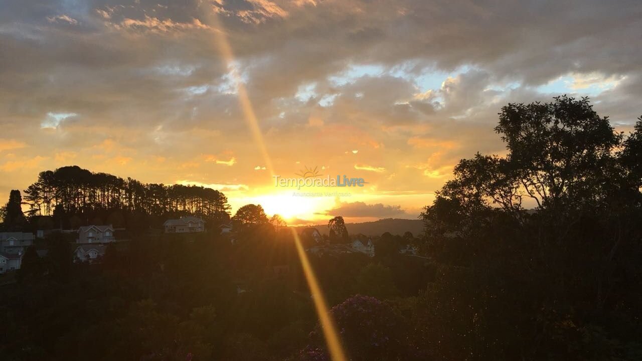 Casa para aluguel de temporada em Campos do Jordão (Alto do Capivari)