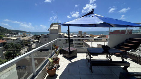 Precioso ático con piscina y vistas al mar.