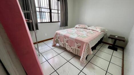 APARTAMENTO EM EDIFÍCIO FRENTE MAR NO CENTRO