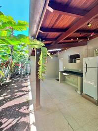 House outside a condominium on Camburi beach