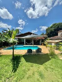 House outside a condominium on Camburi beach