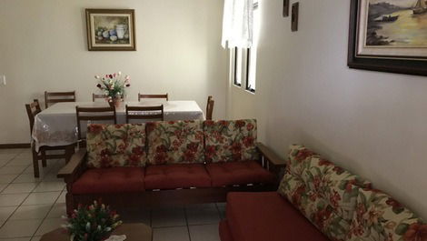 Sala com 2 ambientes com tv e wi-fi