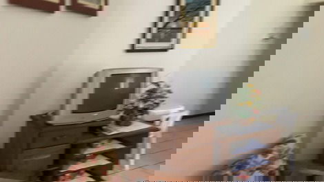 Sala com 2 ambientes com tv e wi-fi