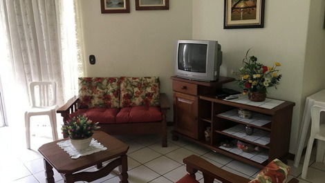 Sala com 2 ambientes com tv e wi-fi