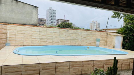 Casa com piscina no Balneário Perequê