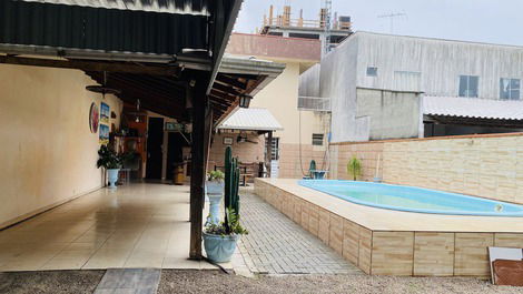 Casa com piscina no Balneário Perequê