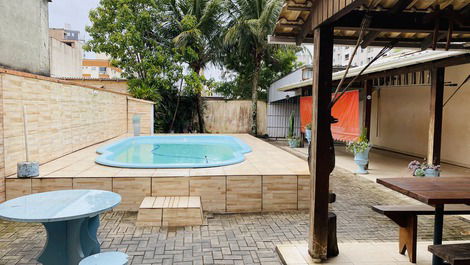 Casa com piscina no Balneário Perequê