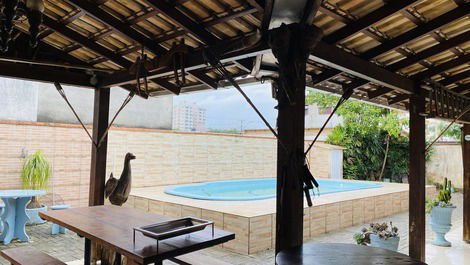 Casa com piscina no Balneário Perequê