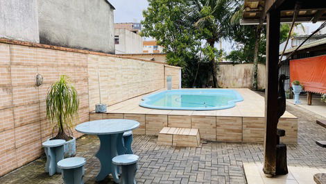 Casa com piscina no Balneário Perequê