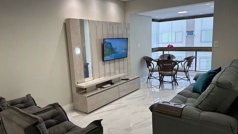 Sala com 2 ambientes com tv e wi-fi