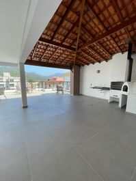 Área de lazer com churrasqueira e forno de pizza