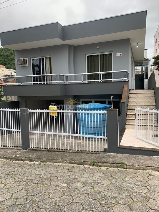 Casa para aluguel de temporada em Bombinhas (Praia de Bombinhas)