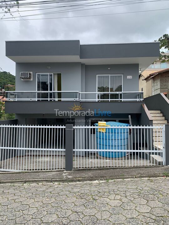 Casa para aluguel de temporada em Bombinhas (Praia de Bombinhas)