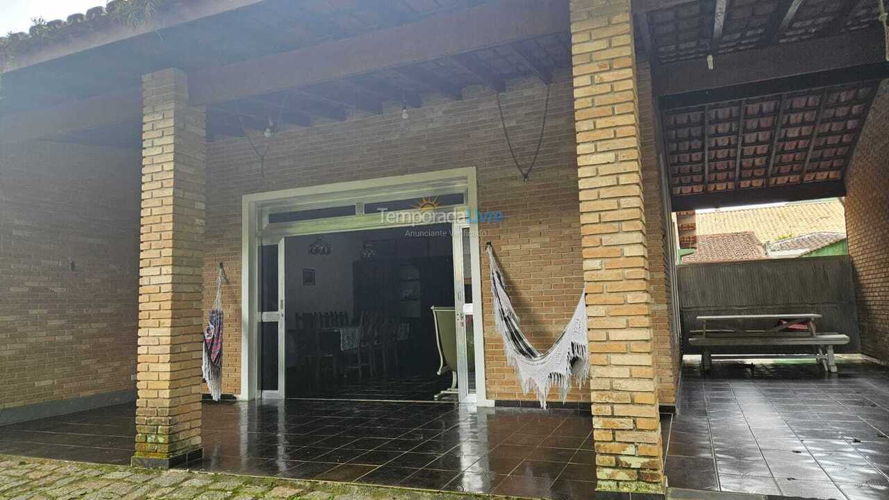 Casa para aluguel de temporada em Ubatuba (Lazaro)