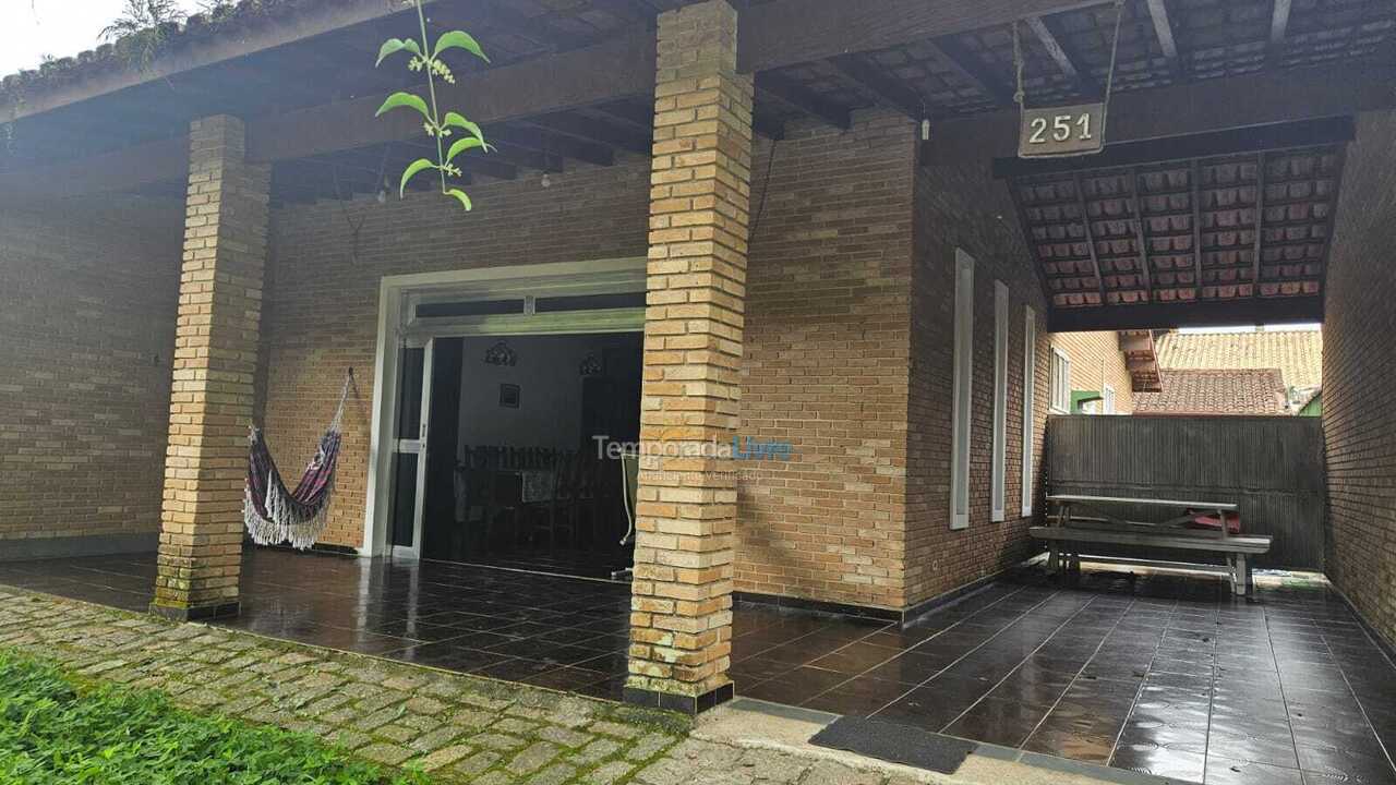 Casa para aluguel de temporada em Ubatuba (Lazaro)