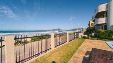 SEAFRONT TRIPLEX WITH POOL - 4 BEDROOMS