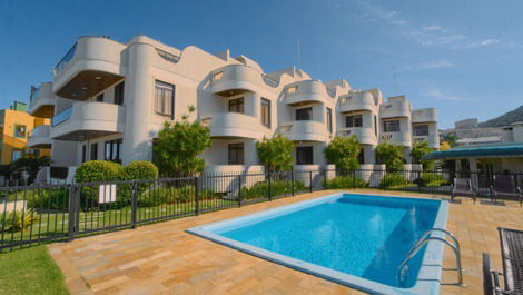 SEAFRONT TRIPLEX WITH POOL - 4 BEDROOMS