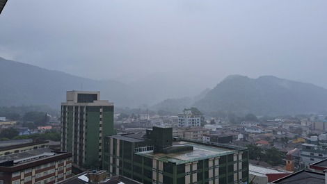 Vista à esquerda da varanda e cozinha