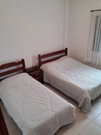 Quarto com cama de casal e solteiro 