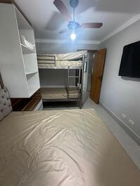 Dormitório 2 com cama de casal, beliche, ar condicionado, smart tv 42", roupeiro, ventilador de teto