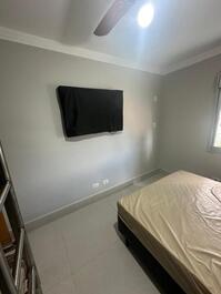 Dormitório 2 com cama de casal, beliche, ar condicionado, smart tv 42", roupeiro, ventilador de teto