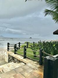 Casa en urbanización cerrada con vistas al mar.