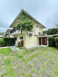 House in a gated community in Praia do Engenho